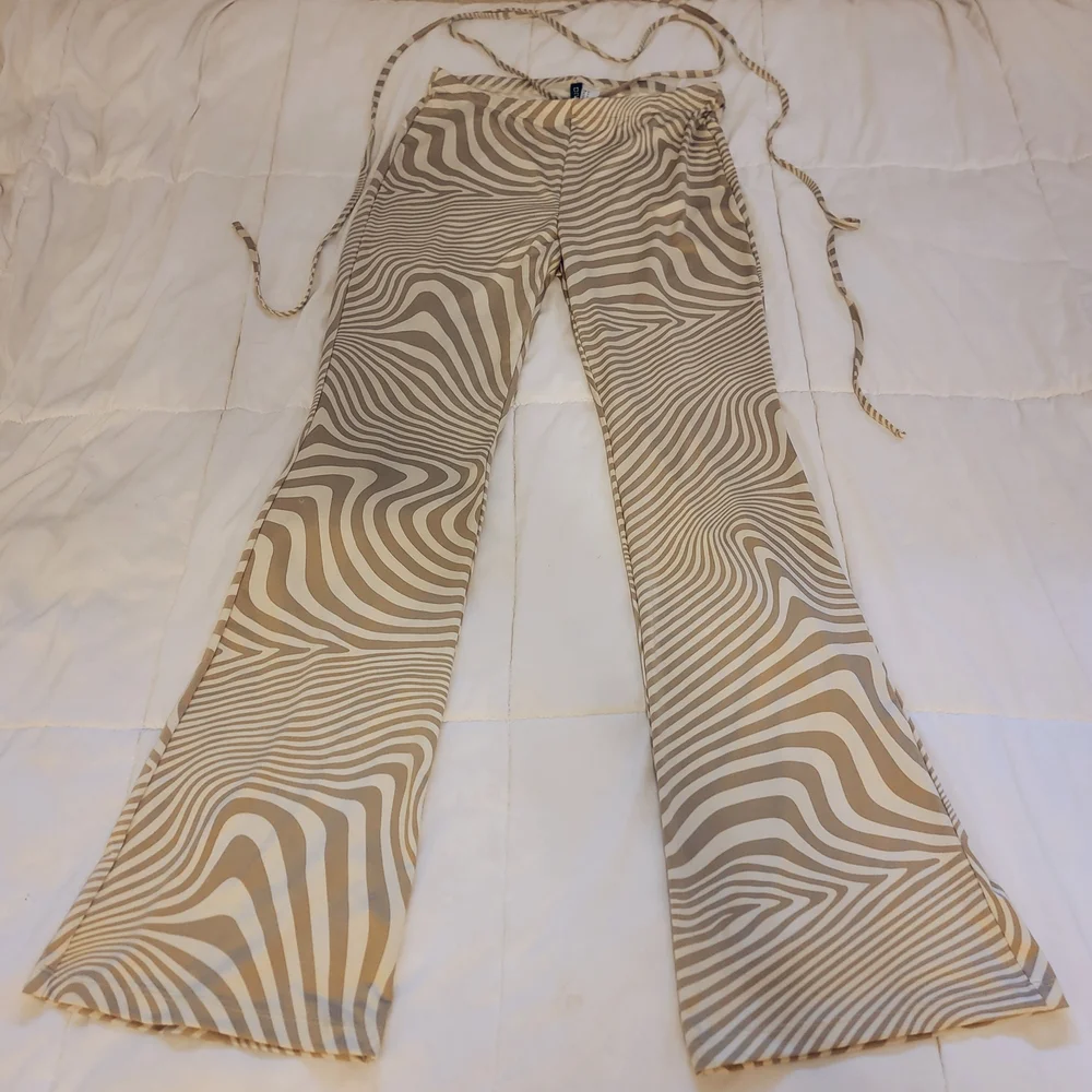 Divided Brown and White Patterned Leggings - Picture 2 of 6